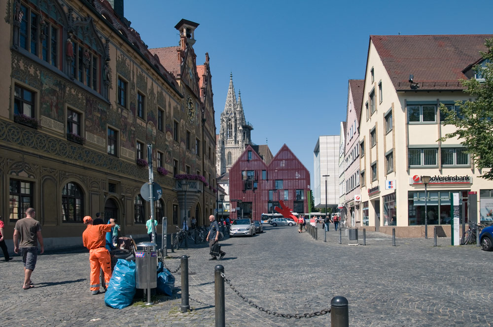 Ulmer Rathausplatz mit orangegekleidetem Müllwerker 